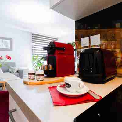 Quiet 1-Bed with Office Space, Saint-Cyprien, 200m to Metro Dining/Meeting Rooms