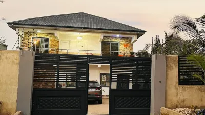 Charming 2-bedroom apartment with AC, WiFi in vibrant Ho Hôtels à : 