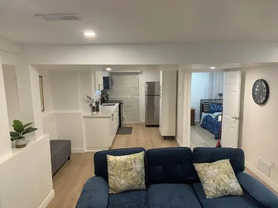 Cozy Suite-Close to Pickering Casino Resort, dog parks, and waterfront Trail 鄰近Ajax Downs Racetrack的酒店