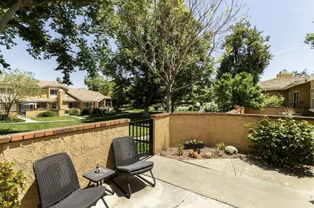 Beautiful 2Bdrm-3Bth Townhome, Attached 2 Car Garage, Pool, Gated Community Отели в г. Ранчо-Кукамонга