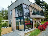 Beautiful villa overlooking the forest + jacuzzi Hotels near Hummingbirds House