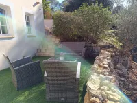Rez de Villa au Calme T2 + Terrasse Privative sur la Colline Hôtels à : Vidauban