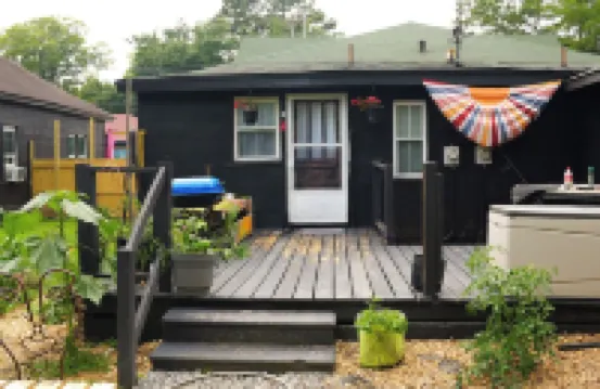 NEW DOWNTOWN TUPELO- HOUND DOG BUNGALOW -ROCK-N-ROLL themed 1BR 1B Shotgun style