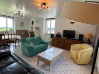 Former hamlet school, house with 500m2 enclosed grounds and swimming pool. Hotels in Saint-Cyr-les-Colons