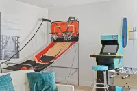 Mins to the Beach! /3 King Beds/Gameroom/Firepit/Dog Friendly