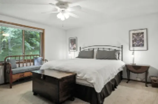 樹屋湖泊與小徑小屋三臥室小屋