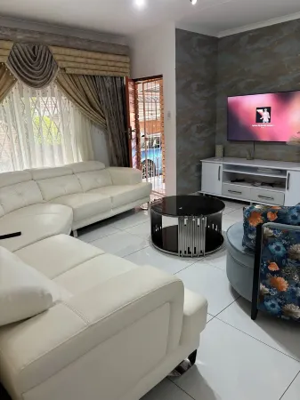 Blissful stay Отели рядом с достопримечательностью «Peter Mokaba Stadium»