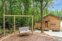 Romantic Cabin Hideaway — Outdoor Rain Shower, Soaking Tub & Fire Pit