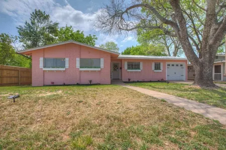 Willkommen to Pink Haus 1 Mile to Main Street!