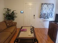 Stylish Retreat w/ Queen Bed • Fast WiFi • Free Parking