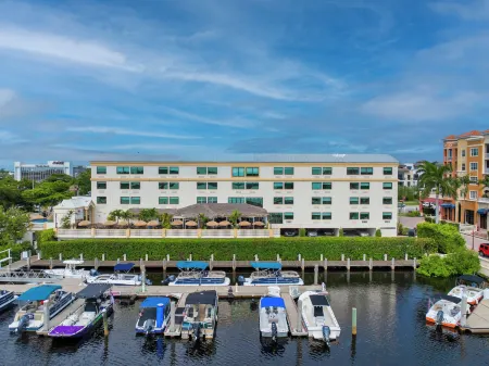 Bayfront Inn 5th Avenue Отели в г. Нейплс