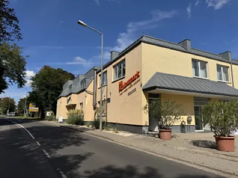 Am Schlosspark Hotels near Luther Memorial