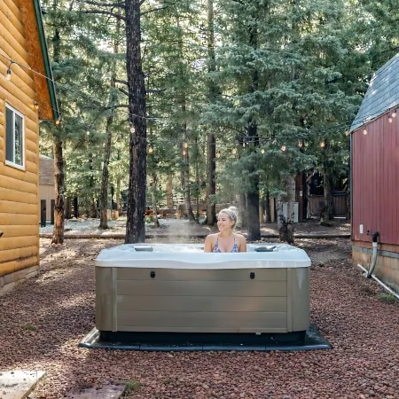 Cozy Cabin & Hot Tub Pet Friendly with AC and Fast WiFi in Duck Creek Village