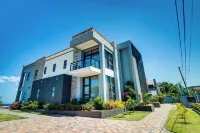 Luxury Oceanfront Villa Fully Staffed Hotels in der Nähe von Claude Stuart Park