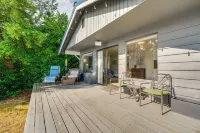 Waterfront Allyn Retreat w/ Guest House & Beach! - 3 tähden