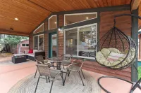 Priest Lake Family Cabin w/ Private Beach Access