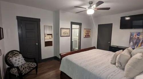 Speakeasy close to Bourbon Row Hotels in Clarksville