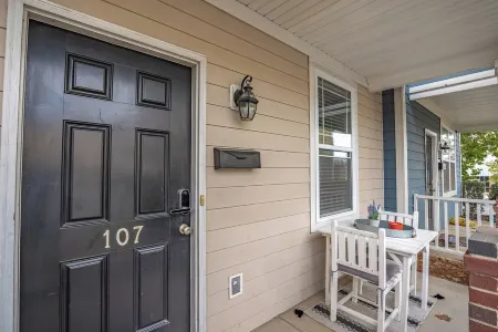 Charming Townhome,PRIME LOCATION,Historic,Mins to USC,TVs,Parking,Fireplace,W/D Отели рядом с достопримечательностью «Ривербанкс Зу энд Гарден»