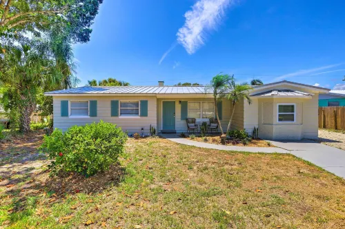 Merritt Island Oasis w/ Pool ~ 7 Mi to Beach! - parkir