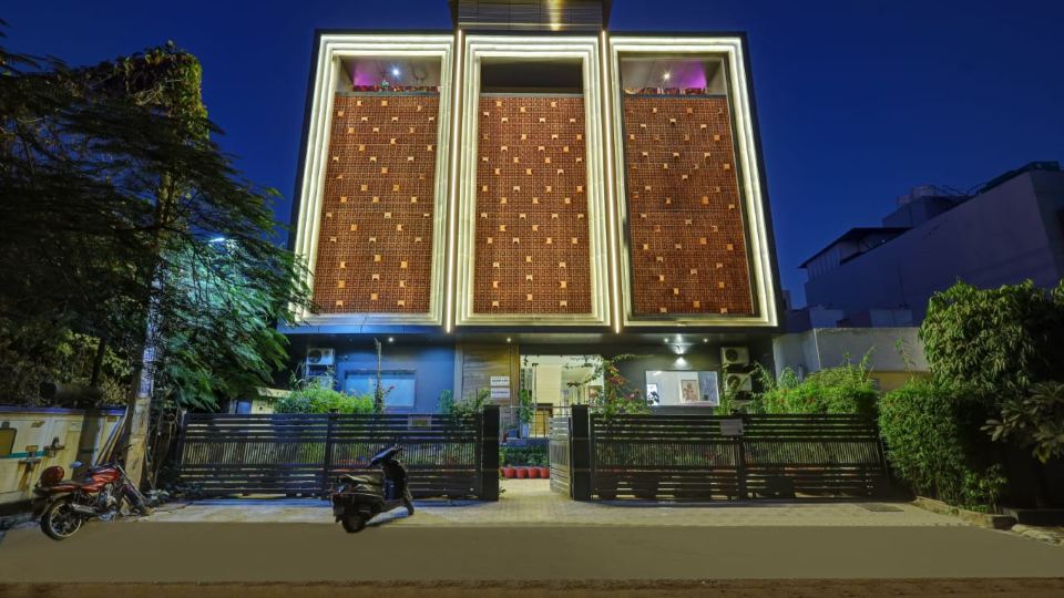 SQUARE 9 INN