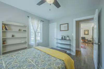 Eclectic Inn Downtown - 2 miles to Sanford Stadium 웨스트사이드 플라자 쇼핑센터 주변 호텔