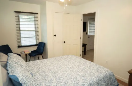 Cozy 2 Bed 1 Bath Near Downtown & Beaches