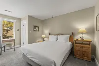 Main Street Condo - Walking Distance to Town Lift