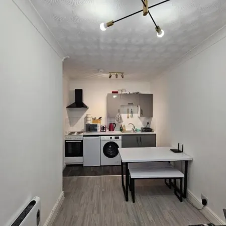 Stylish 1 Bedroom Flat Near Bridgend Town Centre