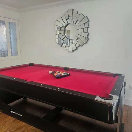 3 Bed House - Sleeps 6 - Parking - Wifi