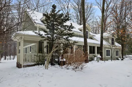 Elegant Oasis with Stunning Wooded Views - Luxurious Comfort and Style