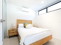 Exquisite 1-Bed Apartment with Bay Views