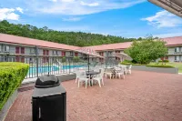 Red Roof Inn Hot Springs - Kolam Renang