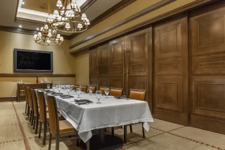 Omni Louisville Hotel Отели рядом с достопримечательностью «Мост «Большой четвёрки»»