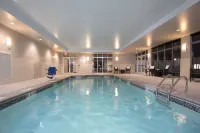 โรงแรม Holiday Inn Indianapolis Airport บาย IHG - ที่มีสระว่ายน้ำ