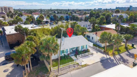 Rare Find, Ocean across street, Ample Parking, Restaurants, Murals in Home! Отели рядом с достопримечательностью «Университет Бетун-Кукман»