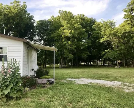 Newly remodeled, cozy cottage only steps away from the Katy Trail in Windsor, MO Отели в г. Генри