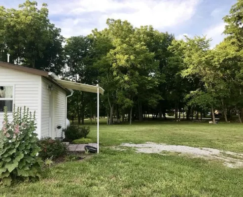 Newly remodeled, cozy cottage only steps away from the Katy Trail in Windsor, MO Hotels in Windsor