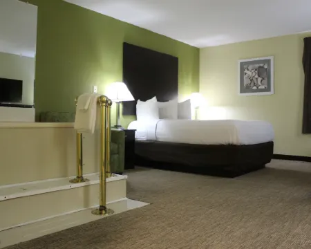 Quality Inn & Suites University Area Hotels in Muncie