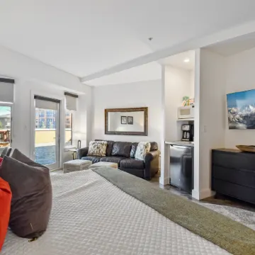 Updated Sundial Unit in Canyons Village, Balcony, Outdoor Swimming Pool and Hot Tubs, Walk to Hiking