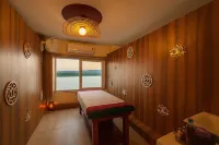 The Neeraj Ganga Rajmahal Wellness with Ganga View - 스파