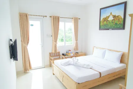 Hung Long Hotel Отели в г. Giong Trom District