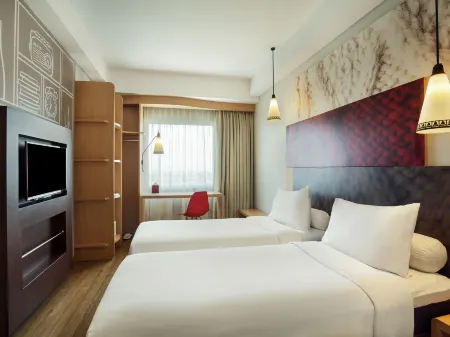 Ibis Yogyakarta Adi Sucipto Отели рядом с достопримечательностью «Университет Гаджа Мада»