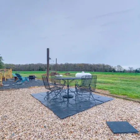 Deck & Pasture Views! Bealeton Farmhouse Escape