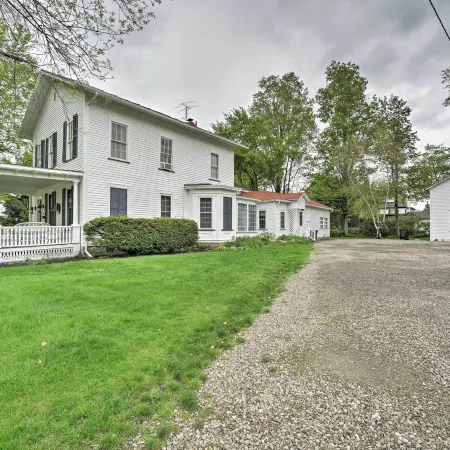 Romantic Country Apt by Lake Erie and Wineries!