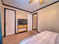 Pet-Friendly Home w/ Deck in Broken Bow! فنادق في بروكن بو