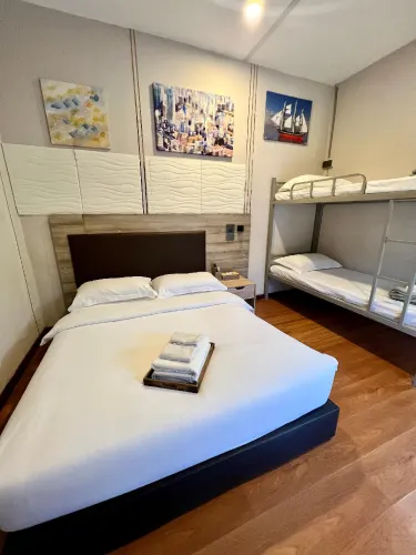 ห้องแฟมิลี่ 1 เตียงควีนไซส์ 1 เตียงสองชั้น ห้องน้ำรวม