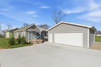 Cozy Lakeside Cottage for Families and Fun Seekers. Game room - Large Soaker Tub