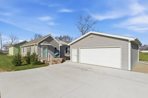 Cozy Lakeside Cottage for Families and Fun Seekers. Game room - Large Soaker Tub Hotels in Lewis