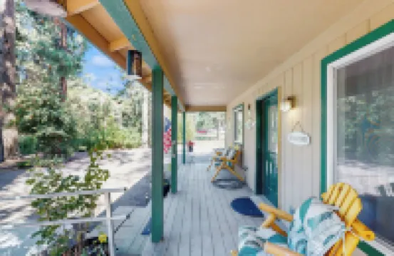 3BR House w/ Lake Views, Full Kitchen, A/C & Wifi