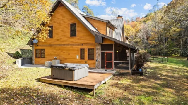 Luxury Creekside Lodge with Hot Tub & Game Room, Great for Large Groups!